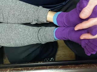 Chilly for those tiny sexy feet and long toes