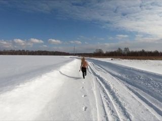 'Ð­ÐºÑÐ³Ð¸Ð±Ð¸Ñ†Ð¸Ð¾Ð½Ð¸ÑÑ‚ÐºÐ° Miss4motivated Ð»Ð°ÑÐºÐ°ÐµÑ‚ ÐºÐ¸ÑÐºÑƒ Ð² ÑÐ½ÐµÐ¶Ð½Ð¾Ð¼ Ð¿Ð¾Ð»Ðµ Ð² Ð´ÐµÑ€ÐµÐ²Ð½Ðµ'